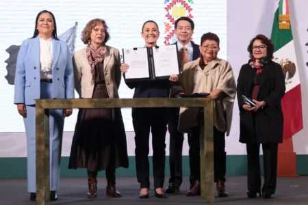 Claudia Sheinbaum firma decretos clave para reformas constitucionales