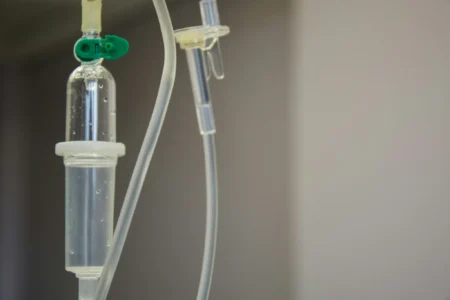 Investigan posible vínculo entre brote de bacteria y 13 muertes niños en hospitales del Edomex