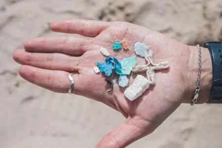 Microplásticos en el aire: un riesgo para la salud humana, según un metaanálisis