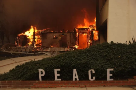 Incendios en Los Ángeles: aumentan a 25 los fallecidos mientras avanzan los trabajos de contención