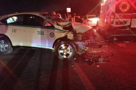 Ambulancia es impactada por taxi mientras atendía un accidente en Playa del Carmen-Tulum