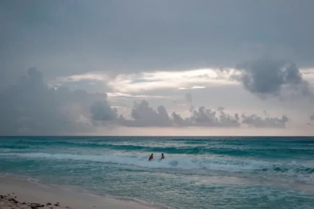 Condiciones meteorológicas en Quintana Roo: cielo nublado, lluvias y vientos fuertes