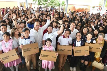 Impulsar la conectividad educativa abrirá las puertas a un futuro más próspero para estudiantes de Cozumel: Renán Sánchez