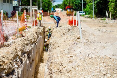 AGUAKAN CONTINÚA TRABAJOS DE DRENAJE EN LA COLONIA GONZALO GUERRERO EN PLAYA DEL CARMEN