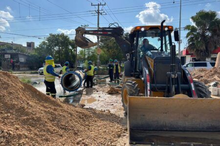 AGUAKAN AVANZA EN LA REPARACIÓN DE FUGA EN LÍNEA DE 24” EN CANCÚN