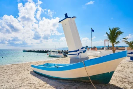 Sistema de alta presión impulsa aire frío y genera lluvias y vientos fuertes en Quintana Roo
