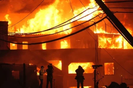 Incendios en Los Ángeles alcanzan la emblemática colina de Hollywood