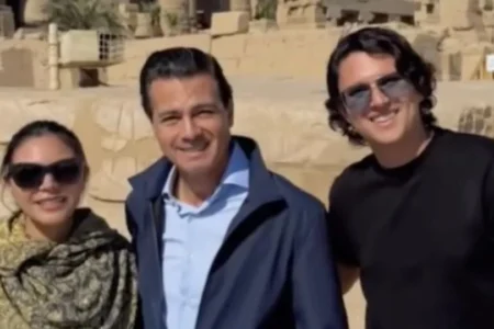Una pareja se encuentra con Enrique Peña Nieto durante un viaje a Egipto