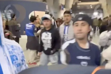 ¡Cobarde! Aficionado del Monterrey agrede por la espalda a uno del Pachuca en el Estadio BBVA
