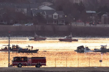 Descartan sobrevivientes del accidente aéreo en Washington: recuperan 28 cuerpos