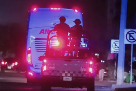 Decenas de migrantes deportados de Estados Unidos son trasladados al INM en Hermosillo