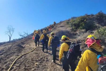 Delegación mexicana ya combate incendios en Los Ángeles; “trabajamos en unidad”, afirma CNPC