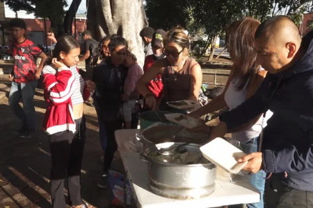 Indígenas auxilian a migrantes varados en Oaxaca