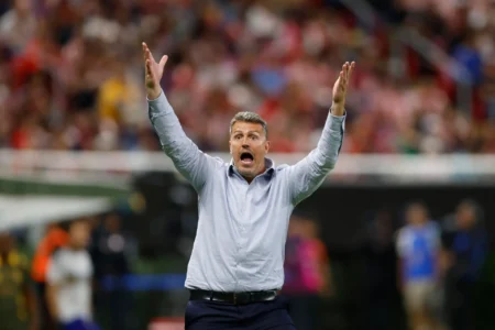 Suspenden a Óscar García, DT de Chivas, tres partidos