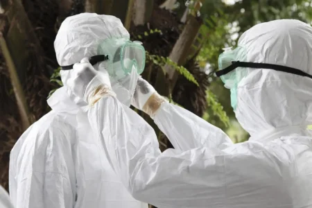 Nuevos hallazgos revelan cómo el virus del ébola alcanza la superficie de la piel, sugiriendo otra vía de transmisión
