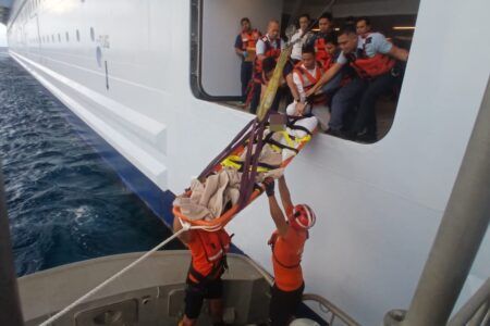 La Secretaría de Marina realiza evacuación médica de dos turistas en aguas de Isla Mujeres