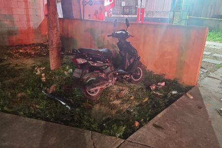 Motociclista pierde la vida tras impactarse contra un automóvil en Paseos del Mar