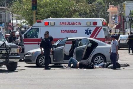 Balacera entre policías y secuestradores dejan un muerto, dos heridos y uno más detenido; la víctima fue rescatada a salvo