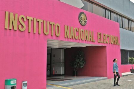 89 organizaciones buscan convertirse en partido político ante el INE