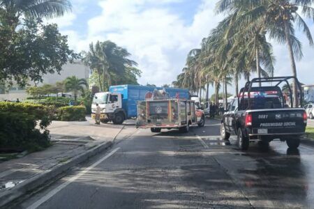 Fuerte choque entre un camión de refrescos, una van y un autobús en Cancún