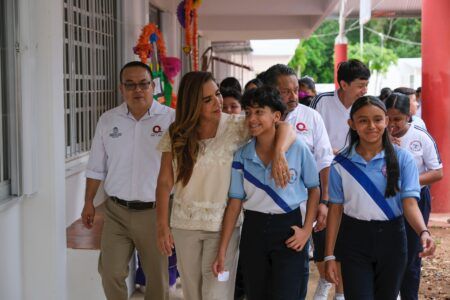 Supervisa Mara Lezama nuevas aulas en la secundaria general “8 de Marzo” de Cancún