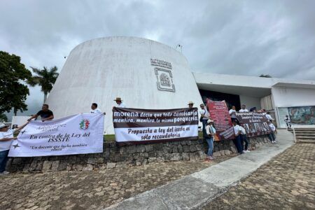 El magisterio de Quintana Roo desafía a diputados