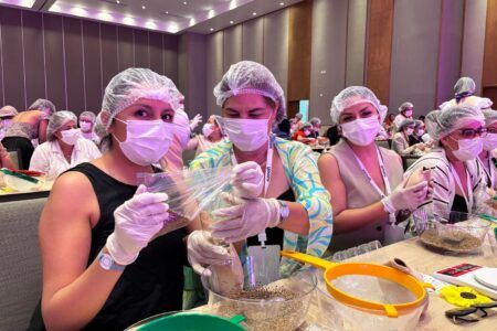 Voluntariado IMSS Quintana Roo imparte taller de elaboración de prótesis de mama artesanales