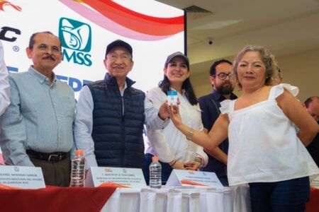 Entregan acreditaciones del IMSS a delegadas y delegados de salud
