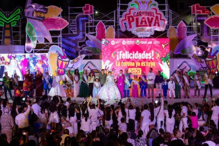 Estefanía Mercado corona a los soberanos de “El Carnaval del pueblo” Playa del Carmen 2025
