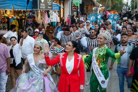 ¡Playa del Carmen confirma el mejor carnaval de su historia!; miles disfrutan el último paseo de carros alegóricos y comparsas
