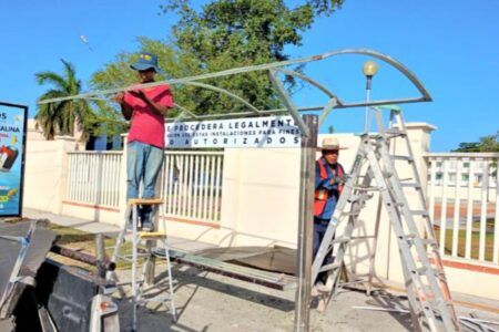 Tras largo abandono, empresa comienza reparación de 59 paraderos en Playa del Carmen