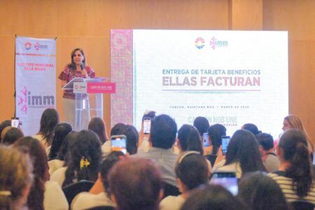 Entrega Mara Lezama tarjetas “Ellas Facturan” en Cancún