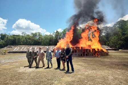 Incinera FGR más de seis millones de cigarros de contrabando en Quintana Roo