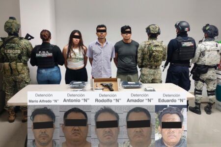 Aseguran drogas, pistola, cartuchos útiles y vehículos, así como 8 detenidos en Cancún y Chetumal
