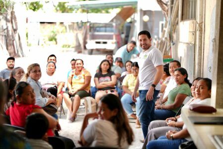 Renán Sánchez Tajonar se reúne con la familia Verde en Bacalar para escuchar y atender a las y los vecinos