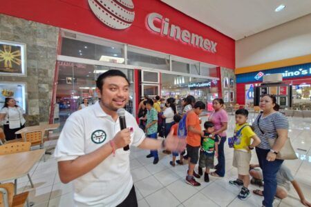 Sindicato de Taxistas de Playa del Carmen celebra a los pequeños con función de cine por el Día de la Niña y el Niño