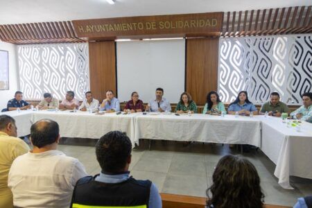 Empresas con tapas, registros, pozos y cableado en mal estado en Playa del Carmen se comprometen en repararlos: regidor Uri Carmona