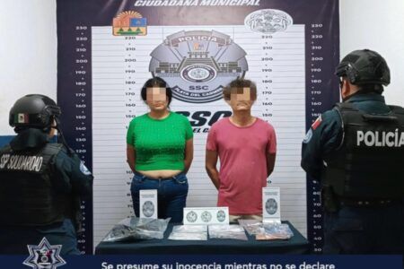Aseguran a dos personas con 81 dosis de drogas en filtro policiaco de Playa del Carmen