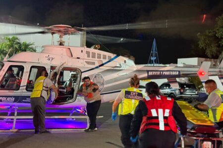 Helicóptero policiaco de Playa del Carmen participa en rescate de personas en accidente carretero en Puerto Morelos