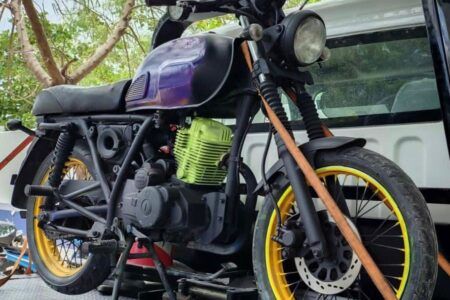 Recuperan moto robada; policías la encuentran abandonada en la Colonia Colosio
