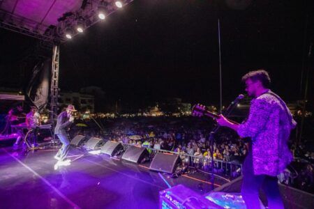 Ni la lluvia contuvo la alegría de las madres con el canto de Reyli Barba en Playa del Carmen