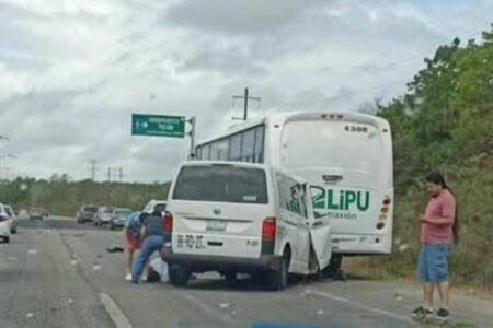 Por ir a toda velocidad, conductor de van turística no ve camión de LIPU y se impacta