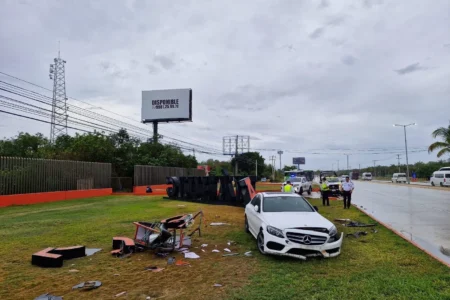 Conductor huye tras impactar su auto contra anuncio de la Universidad Anáhuac en Cancún